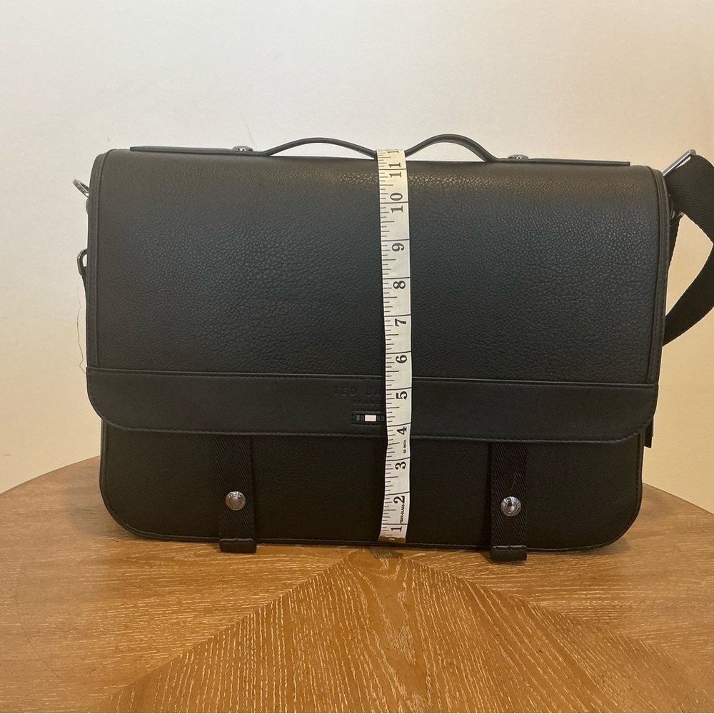 Ted Baker
Irvine Pebbled Magnetic Snap Messenger Bag - Picture 9 of 9